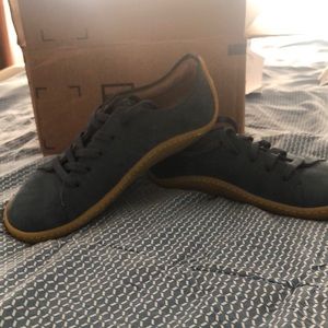 COPY - Youth vivo barefoot size 35 or US size 3.